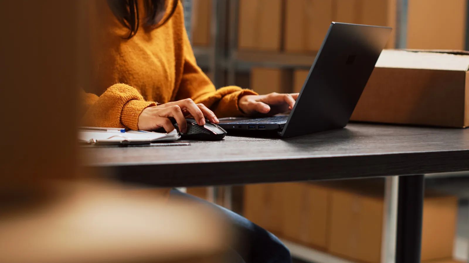 Marketplace w B2B: Allegro i Amazon a własna platforma sprzedażowa